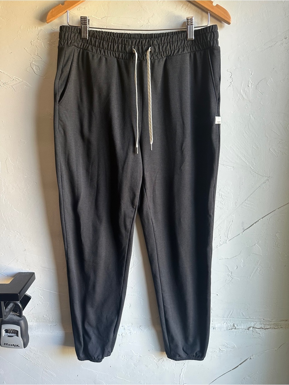 Vuori DreamKnit Joggers Women Medium Black Soft Lounge Athleisure Minimalist